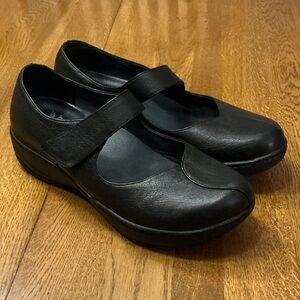 Woman’s Dansko black Mary Jane shoe. Size 41. Velcro strap. Barely worn.